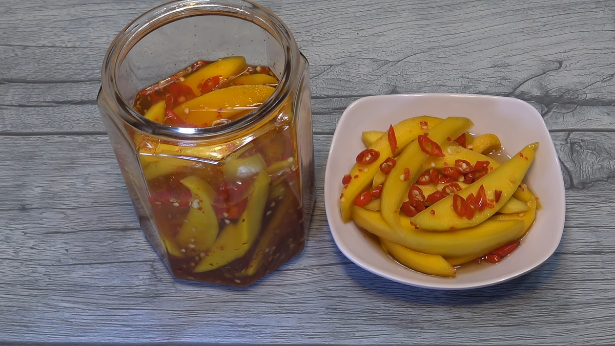 2 ways to make crunchy and delicious mango soaked in salty-sweet sauce that you'll crave 15 Mango pickled in fish sauce with dried chili